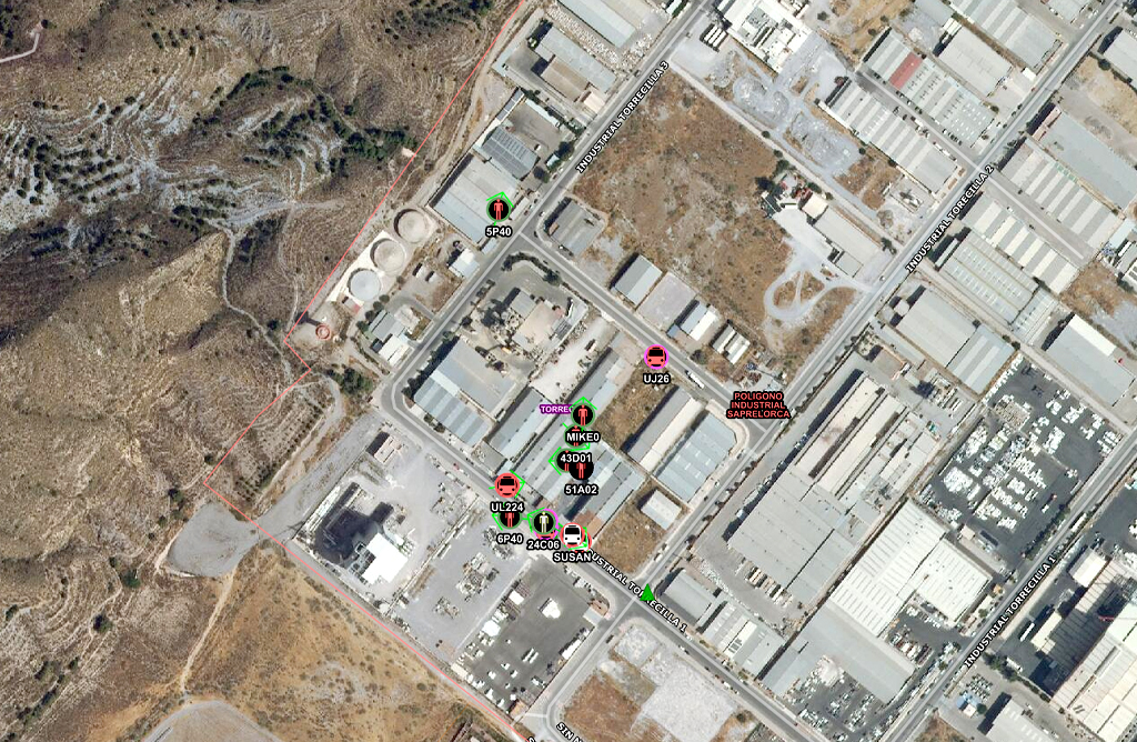 Ocho personas fueron atendidas en el incendio en una nave del principal polgono industrial de Lorca